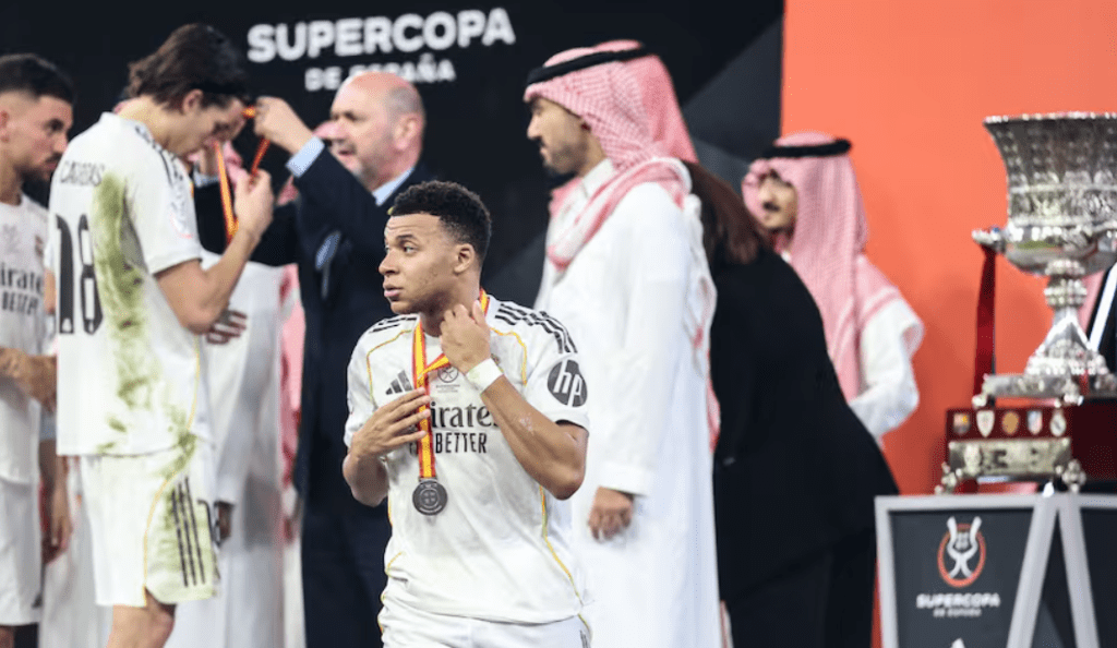 Críticas a Mbappé por su comportamiento tras la&nbsp;Supercopa