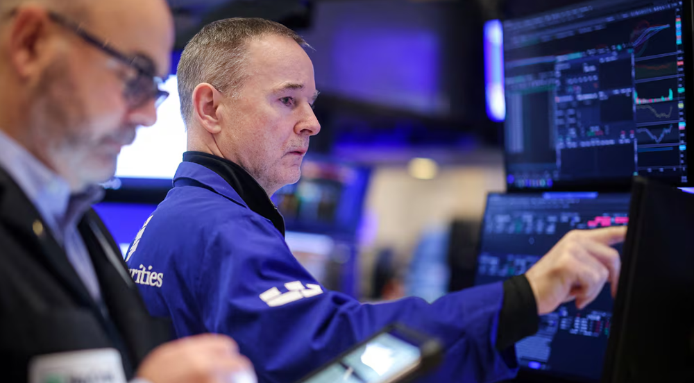 Inversores en retirada: El oro vuela y el Bitcoin resiste el impacto de la&nbsp;guerra