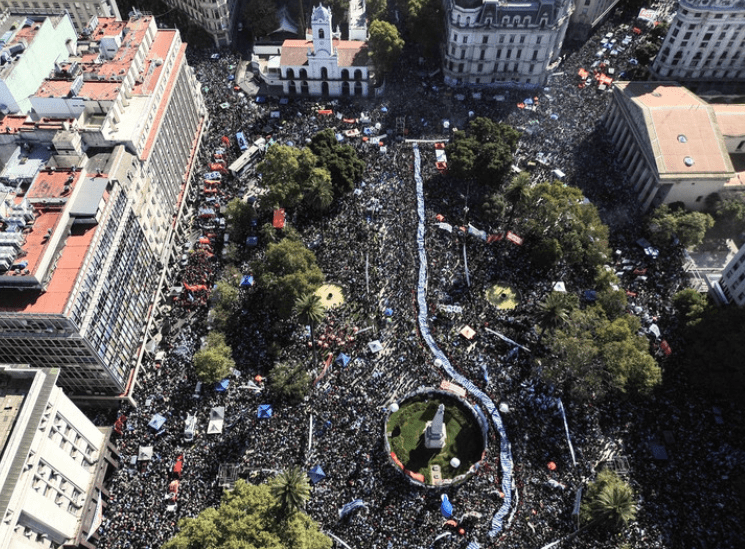 Una multitud se movilizó en Plaza de Mayo a 50 años del golpe&nbsp;militar